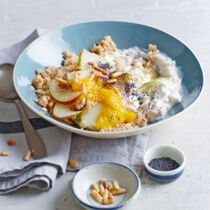 Gerstengrütze mit Aprikosenmark und Pinienkernen Gerstengrütze mit Aprikosenmark und Pinienkernen