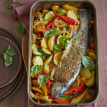 Lachsforellen auf mediterranem Ofengemüse