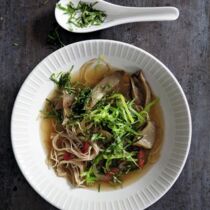 Scharfe Miso-Nudelsuppe mit Pilzen Scharfe Miso-Nudelsuppe mit Pilzen