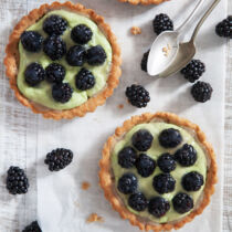 Brombeertorteletts mit Avocado-Joghurt-Creme