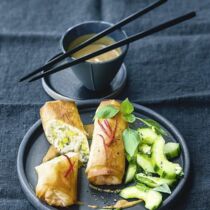 Kokosreis-Röllchen mit Erdnusssauce Kokosreis-Röllchen mit Erdnusssauce