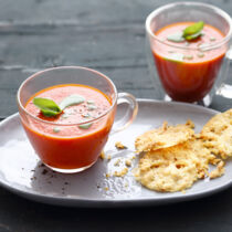 Tomatensuppe mit Parmesan-Chips Tomatensuppe mit Parmesan-Chips