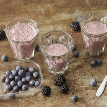 Beeren-Shake mit Kakaonibs