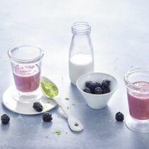 Mandel-Brombeer-Smoothie mit Gerstengras