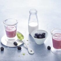 Mandel-Brombeer-Smoothie mit Gerstengras Mandel-Brombeer-Smoothie mit Gerstengras