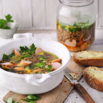 Linsensuppe mit Würstchen
