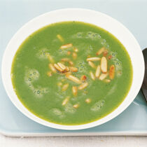 Brokkolicreme mit gerösteten Pinienkernen