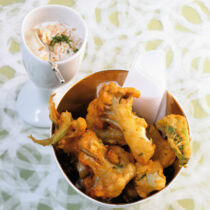 Blumenkohl-Pakoras mit Kokos-Raïta Blumenkohl-Pakoras mit Kokos-Raïta