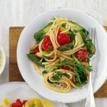 Spargel mit Tomaten