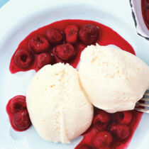 Ziegenkäsemousse mit Weinkirschen