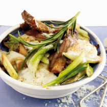 Austernpilze mit Frühlingszwiebeln Austernpilze mit Frühlingszwiebeln