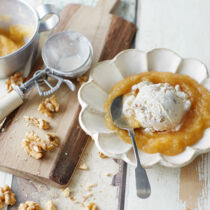 Maple-Walnut-Eis mit Chai-Apfelmus Maple-Walnut-Eis mit Chai-Apfelmus