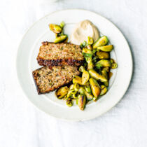 Nussbraten mit Wok-Rosenkohl Nussbraten mit Wok-Rosenkohl