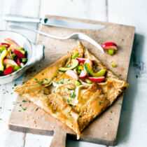 Buchweizen-Galettes mit Asia-Radieschensalat