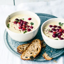 Bergkäsesuppe mit Balsamico-Cranberrys