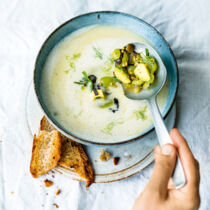 Fenchelcremesuppe mit Weintraubensalsa