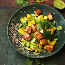 Mango-Gurken-Salat mit Tofu und Tamari-Ingwer-Dressing