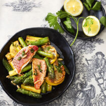 Spargel-Zitronen-Salat mit Fisch und Brühe-Petersilien-Dressing Spargel-Zitronen-Salat mit Fisch und Brühe-Petersilien-Dressing