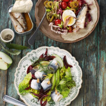 Rollmops-Salat mit roten Zwiebeln und grünem Apfel