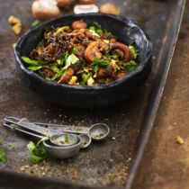 Pilzsalat mit schwarzem Reis und Walnuss-Vinaigrette Pilzsalat mit schwarzem Reis und Walnuss-Vinaigrette