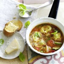 Sommerliche Minestrone mit Tortelloni