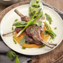 Lammkoteletts mit Minzpesto und Möhrenpüree Lammkoteletts mit Minzpesto und Möhrenpüree