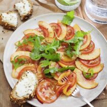 Nektarinen-Tomaten-Carpaccio mit Käsebrot