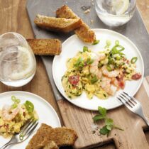 Rührei mit Shrimps und Frühlingszwiebeln