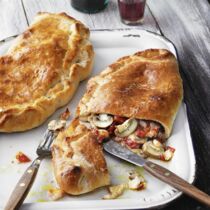 Calzone mit Schinken und Champignons Calzone mit Schinken und Champignons