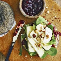 Camembert-Bagel mit Preiselbeeren