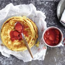 Crespelle mit Erdbeer-Rhabarber-Kompott