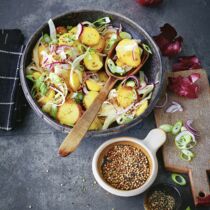 Bratkartoffelsalat mit Buchweizenpops Bratkartoffelsalat mit Buchweizenpops