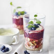Hafer-Nuss-Granola mit Heidelbeeren