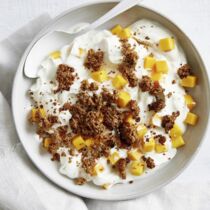 Quarkspeise mit Mango und Weizenkleie-Crumbles Quarkspeise mit Mango und Weizenkleie-Crumbles