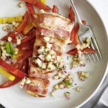 Seehecht im Speckmantel mit Gurkensalsa Seehecht im Speckmantel mit Gurkensalsa