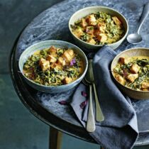 Rotes Schwarzkohlcurry mit frittiertem Tofu