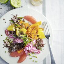 Quinoasalat mit Zuckerschoten und Zitrusfrüchten