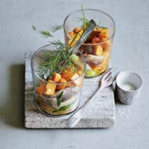 Matjes-Papaya-Verrine mit Chili und Frühlingszwiebeln