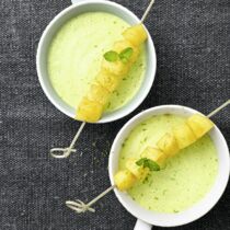 Avocado-Kokos-Kaltschale mit Ananasspieß Avocado-Kokos-Kaltschale mit Ananasspieß