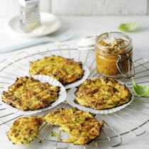 Parmesan-Zucchini-Puffer mit Pesto rosso Parmesan-Zucchini-Puffer mit Pesto rosso