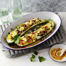 Gefüllte Zucchini mit Bulgur-Pilaw Gefüllte Zucchini mit Bulgur-Pilaw