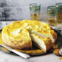 Chai-Cheesecake mitKurkuma-Honig-Frosting