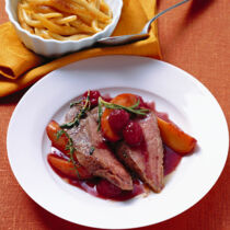 Wildschweinrücken mit Zimt, Himbeeren und Pfirsichen Wildschweinrücken mit Zimt, Himbeeren und Pfirsichen
