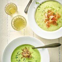 Würzige Bärlauchsuppe mit Röstzwiebeln