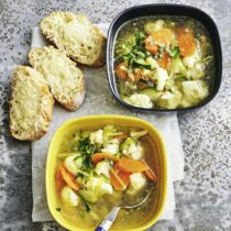 Gemüsesuppe mit Käsetoast