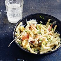 Ei-Nudelsalat mit Erbsen und  Lachs