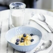 Buchweizen-Nuss-Porridge mit Banane und Beeren