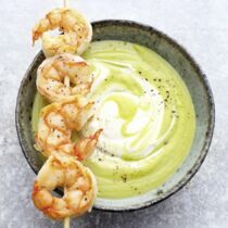 Avocadosuppe mit Garnelenspiess Avocadosuppe mit Garnelenspiess