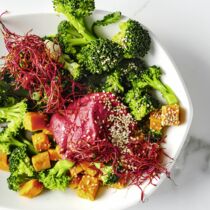 Glow Bowl mit Rote-Bete-Hummus Glow Bowl mit Rote-Bete-Hummus