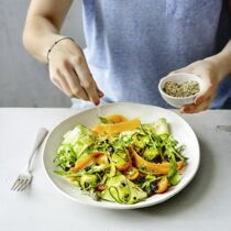 Spargelsalat mit Zucchini und Tomaten